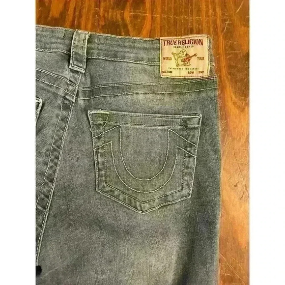 True Religion Light Wash Jennie Curvy Midrise Capri, size 30 - Picture 2 of 7